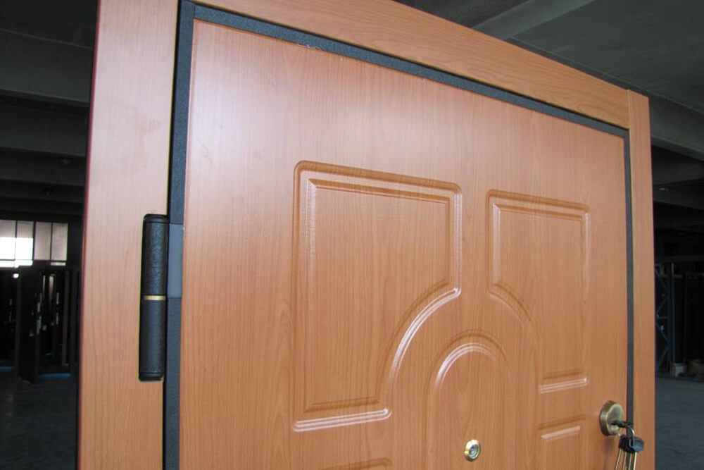 Дверь с отделкой МДФ панелями